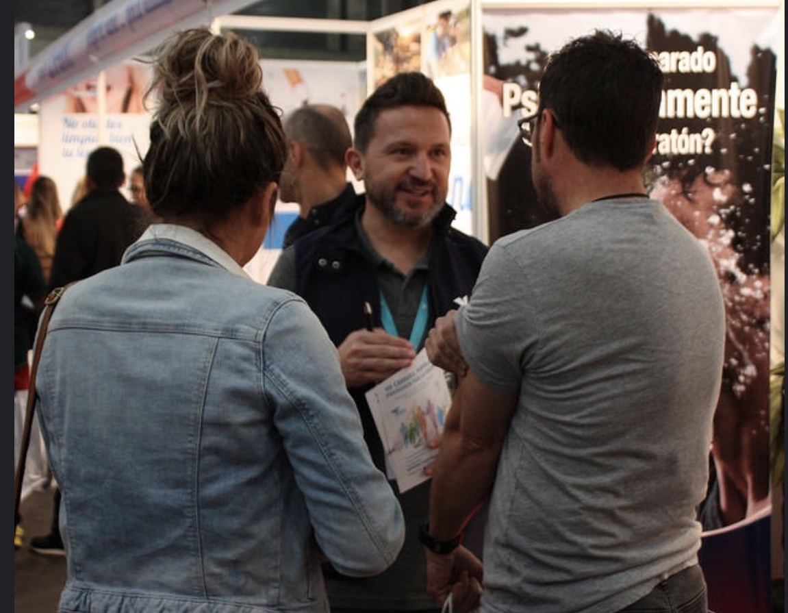 José Ortiz Gordo en el stand del COPM, asesorando en psicología del deporte en la Feria Expodepor (Maratón de Madrid).