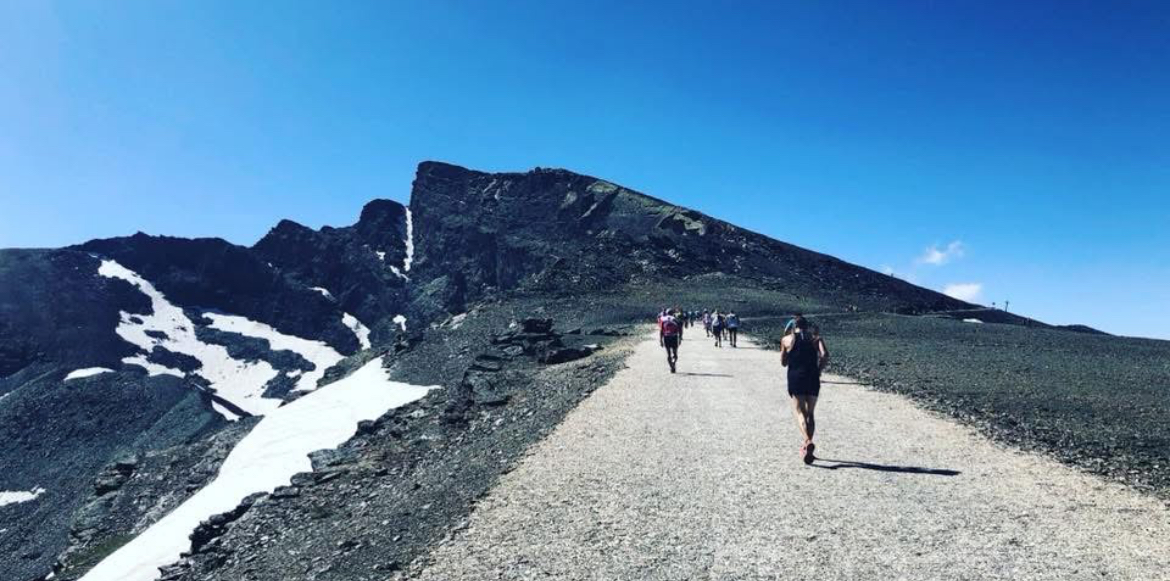Participantes ascendiendo hacia el Pico del Veleta durante la prueba de resistencia Subida al Pico del Veleta