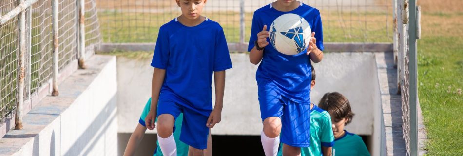 Joven sujetando un balón de fútbol como representación del éxito temprano y la presión deportiva