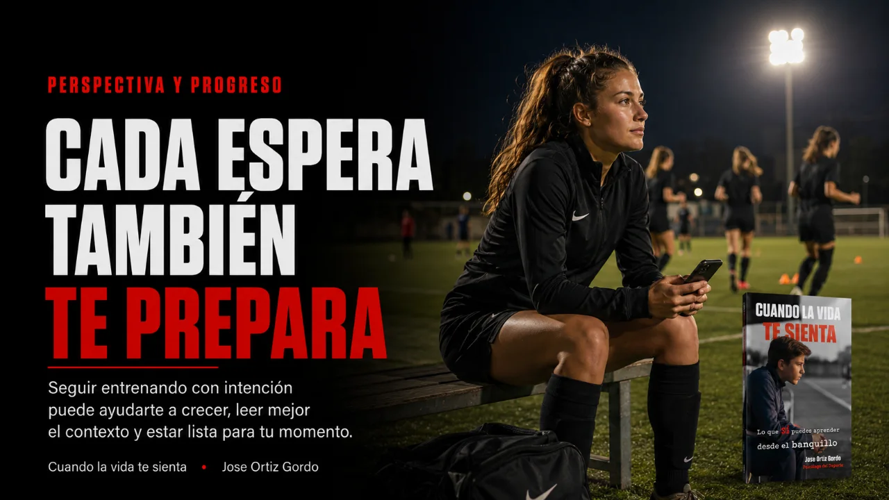 Futbolista esperando mientras el equipo entrena, en la publicación sobre miedo a volver a competir tras una lesión